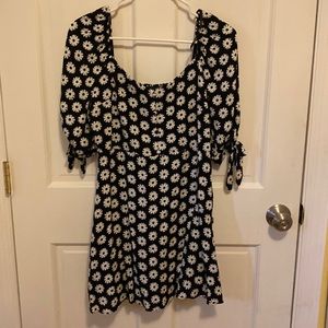 Forever 21 Short Sleeve Black and White Daisy Dress, Size: M